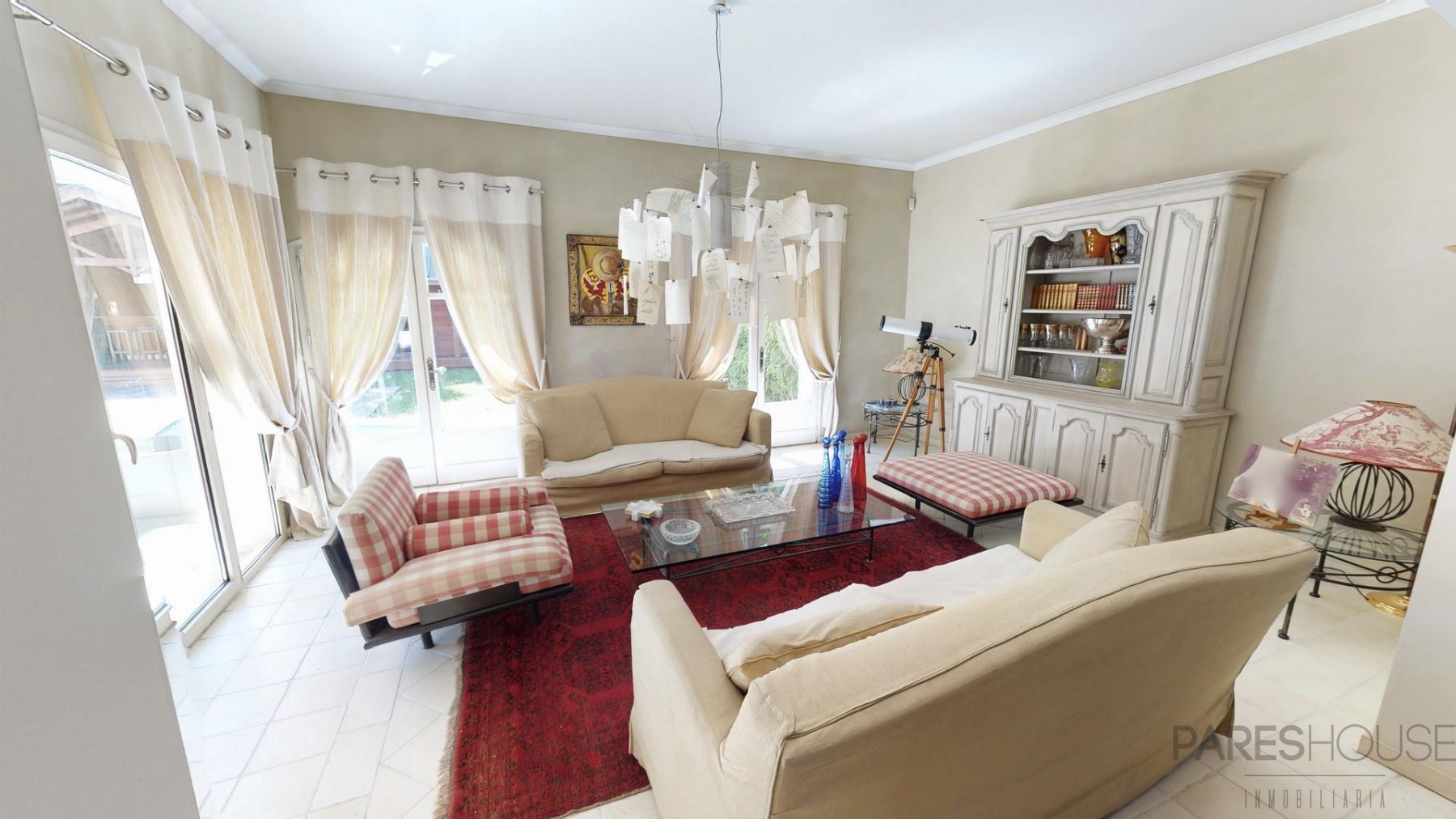For sale of chalet in Montrouge