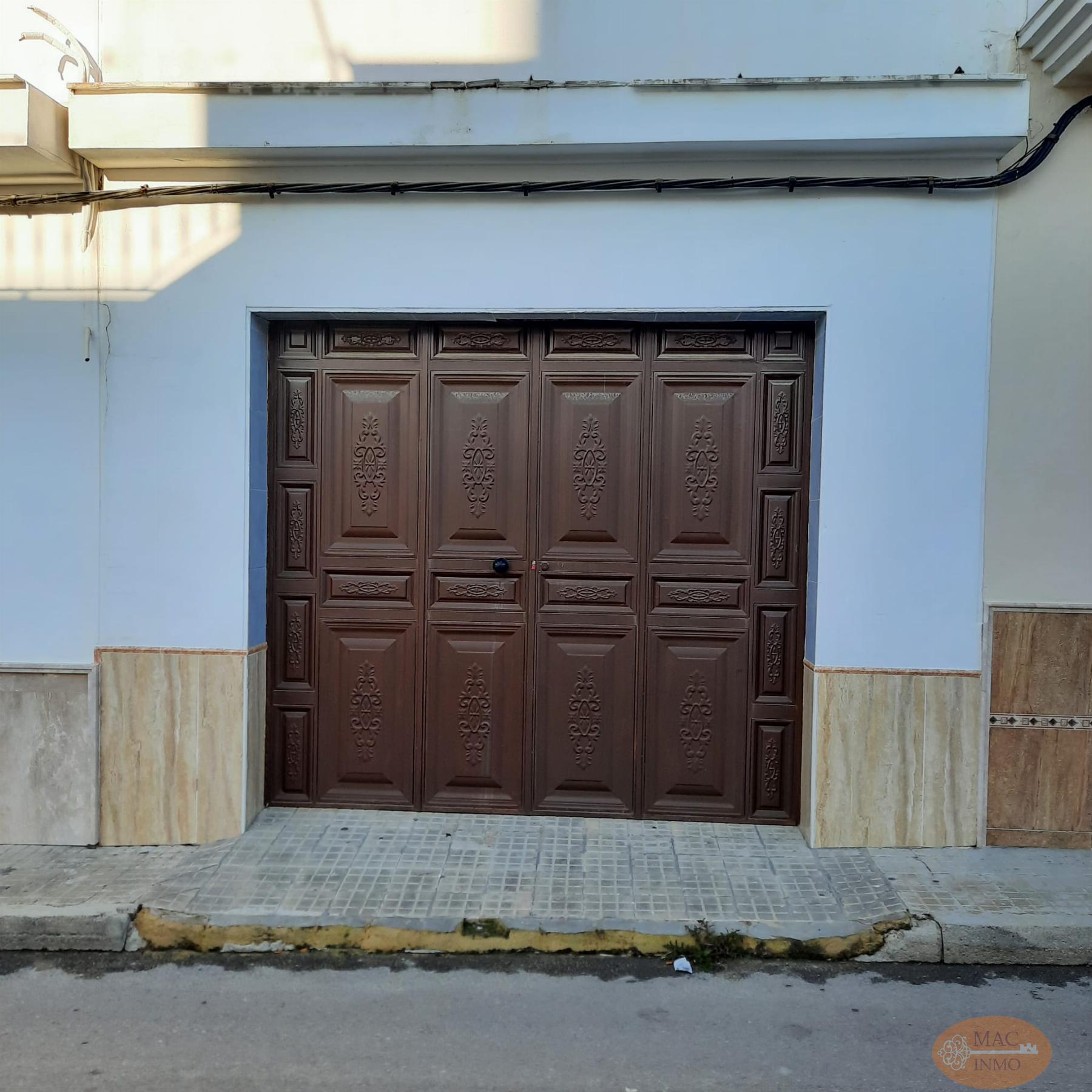 For sale of garage in Puerto Serrano