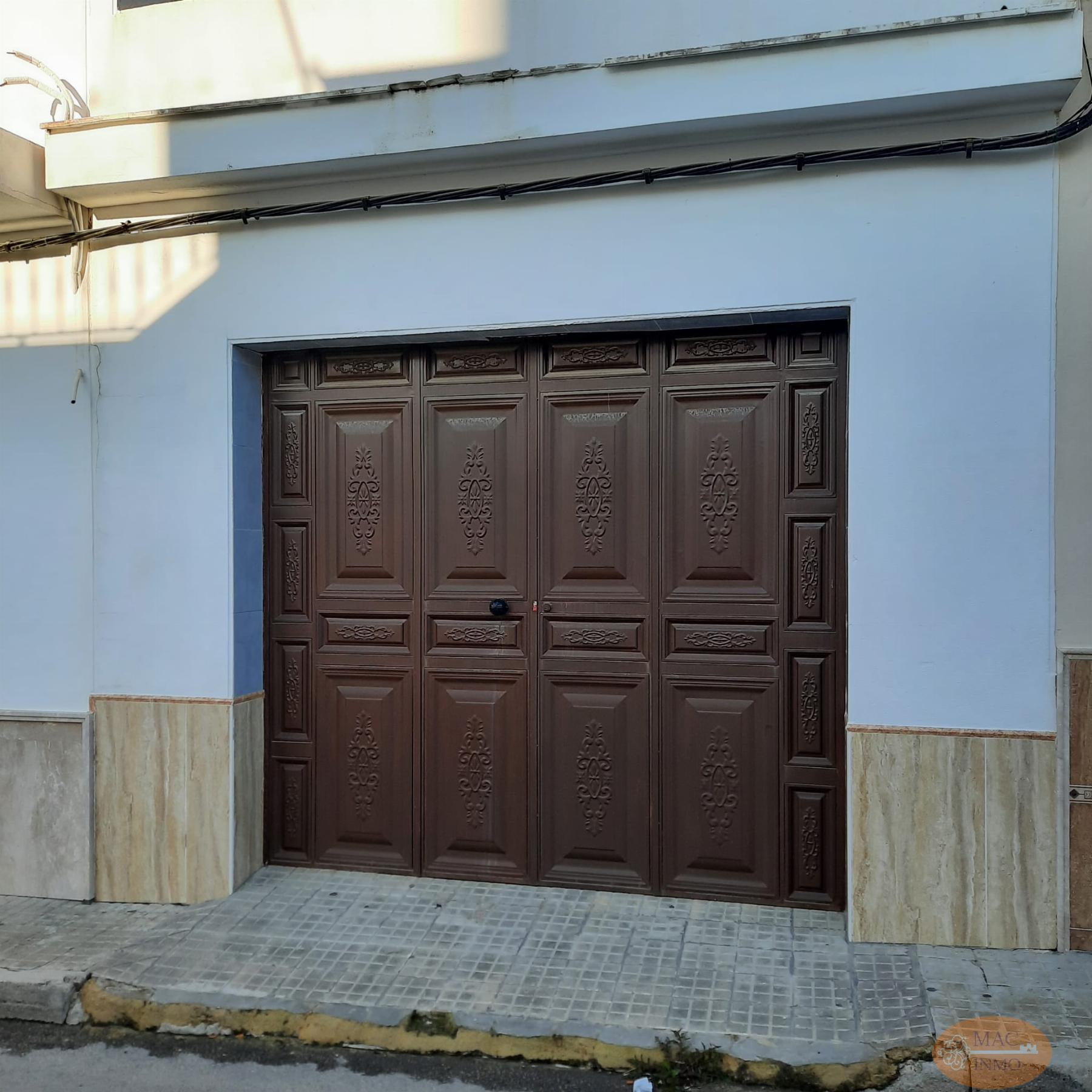 For sale of garage in Puerto Serrano