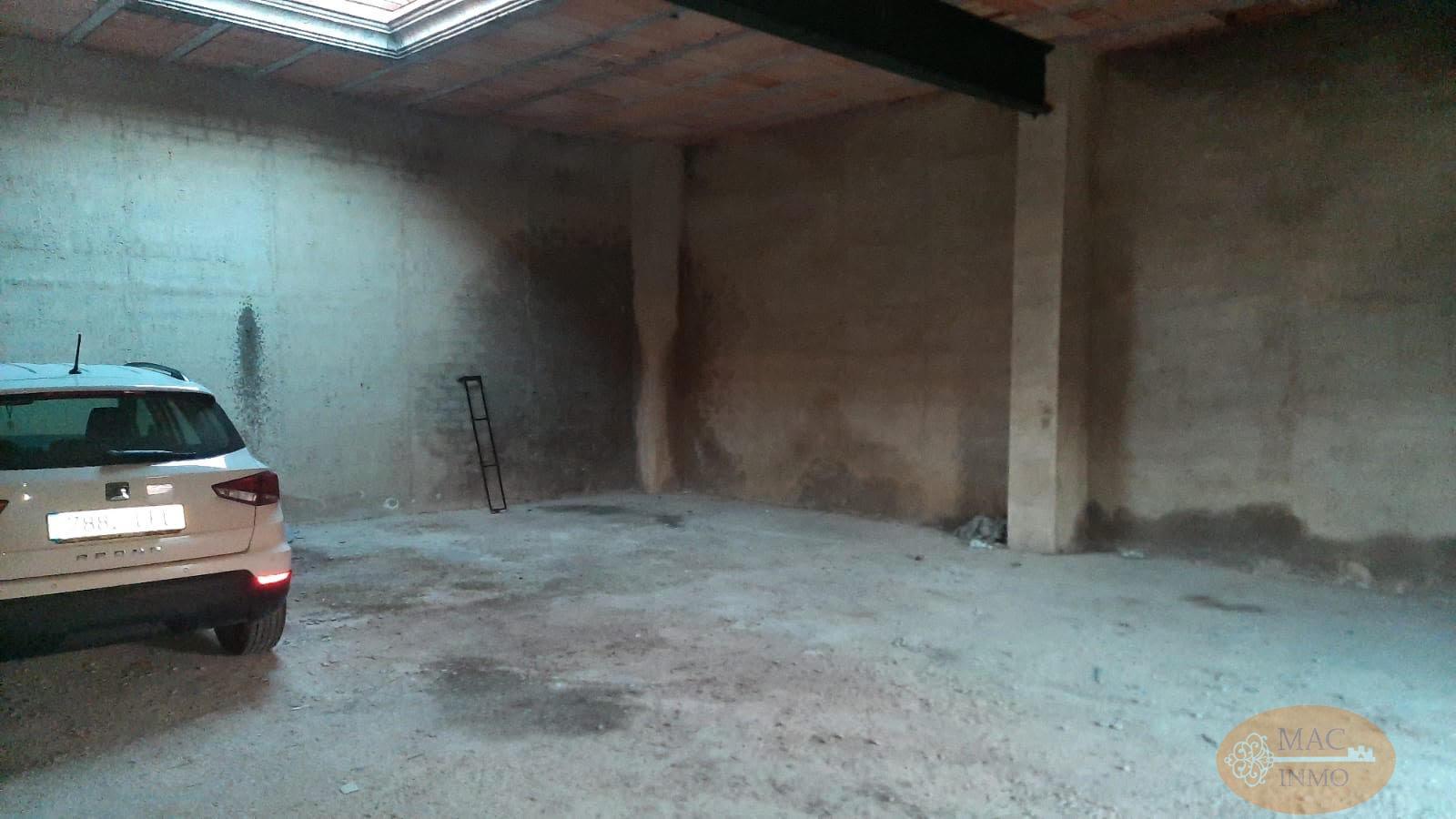 For sale of garage in Puerto Serrano