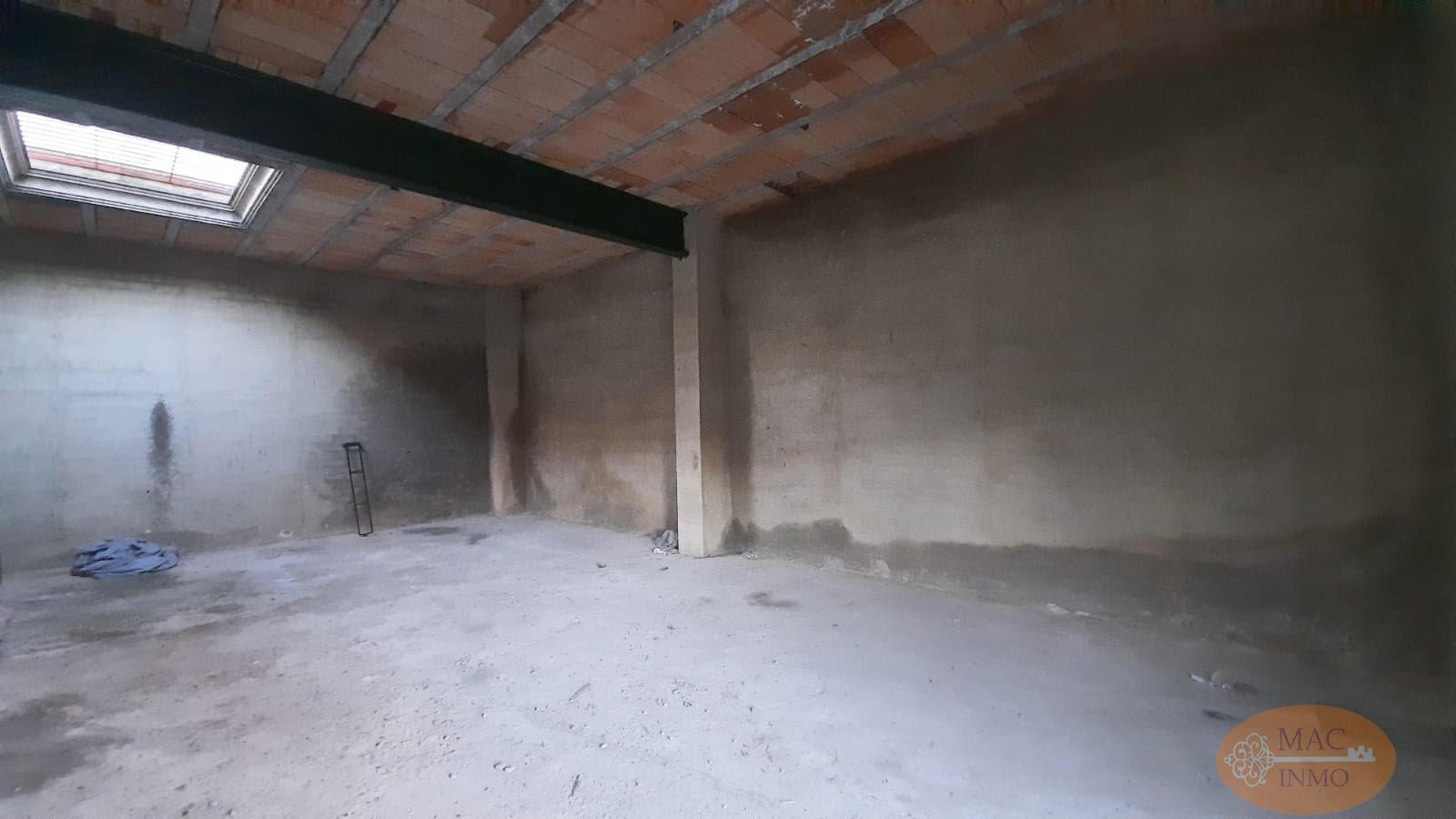 For sale of garage in Puerto Serrano