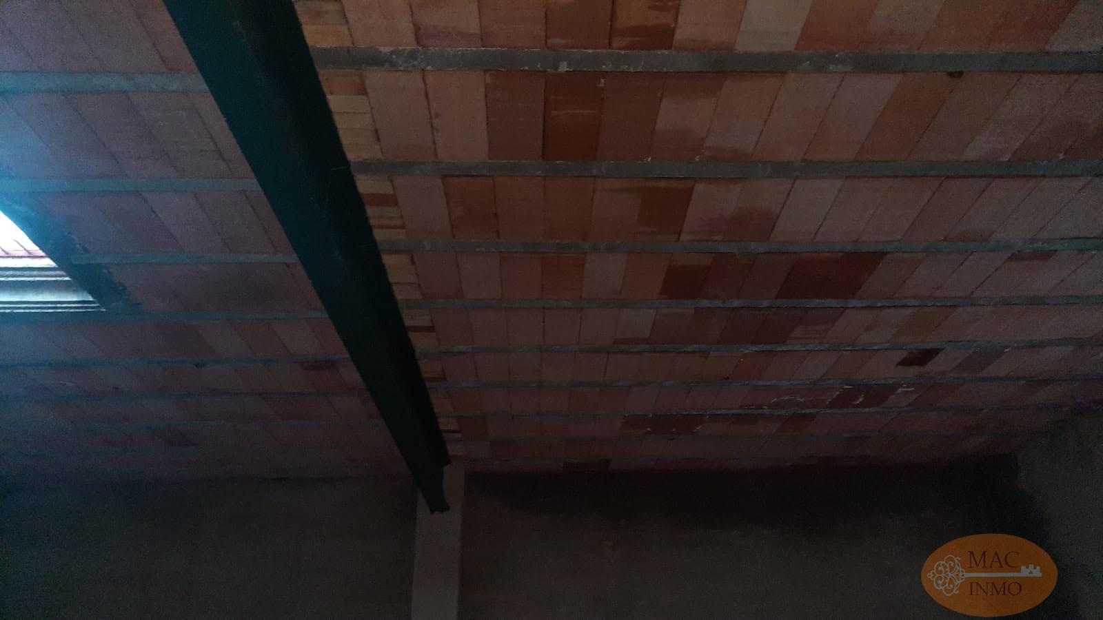 For sale of garage in Puerto Serrano