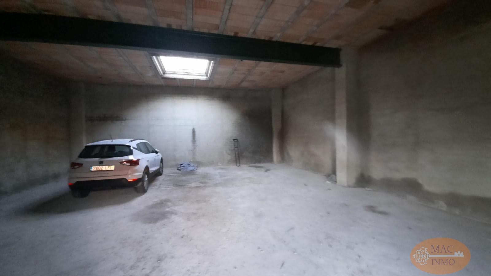 For sale of garage in Puerto Serrano