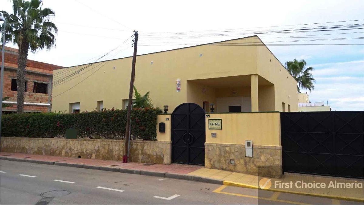 Venta de villa en Vera