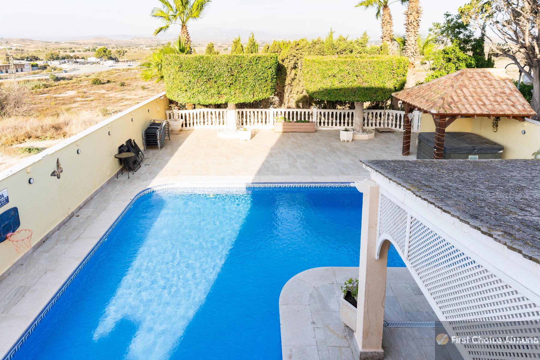 Venta de villa en Garrucha