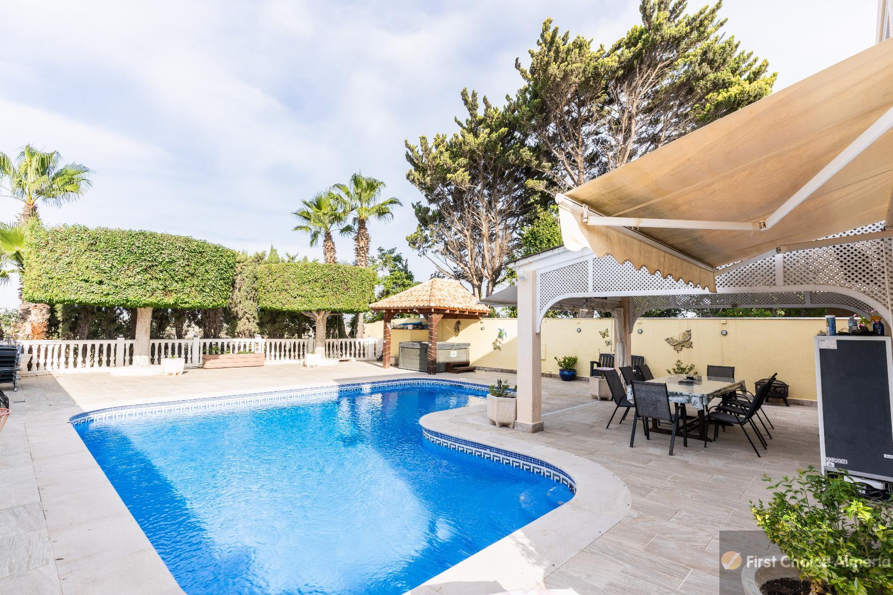 Venta de villa en Garrucha