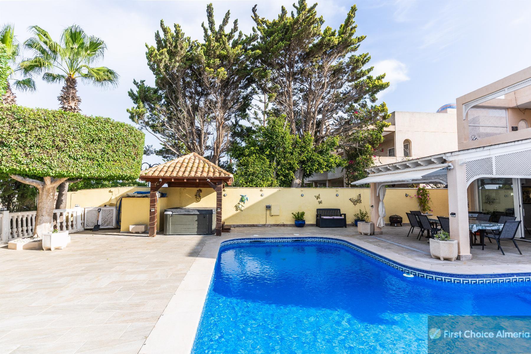 Venta de villa en Garrucha