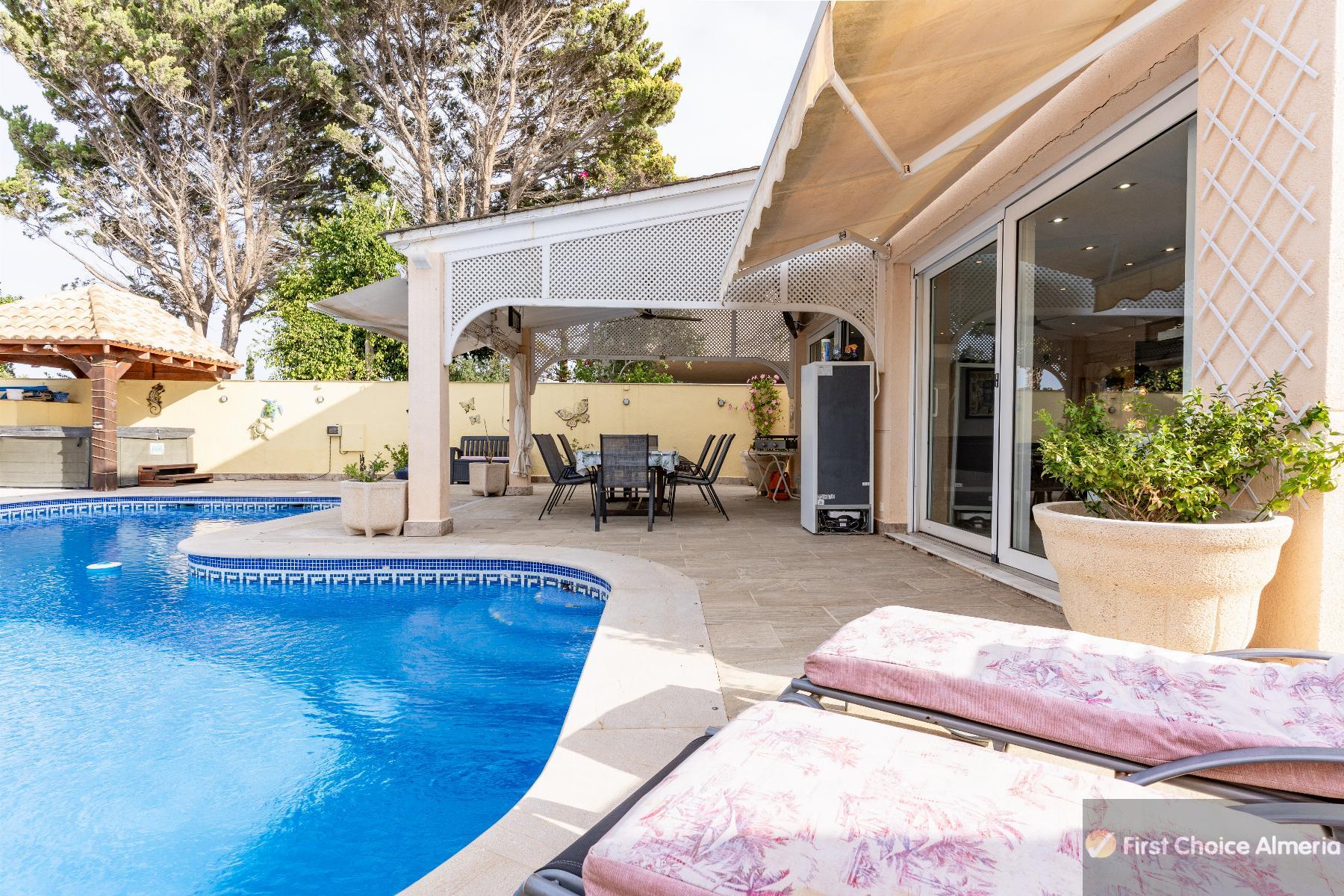 Venta de villa en Garrucha