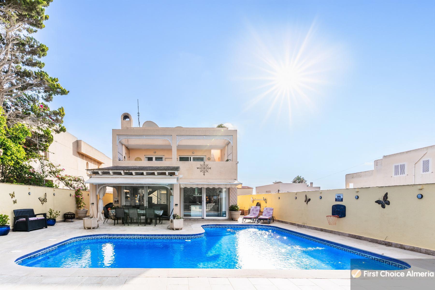 Venta de villa en Garrucha