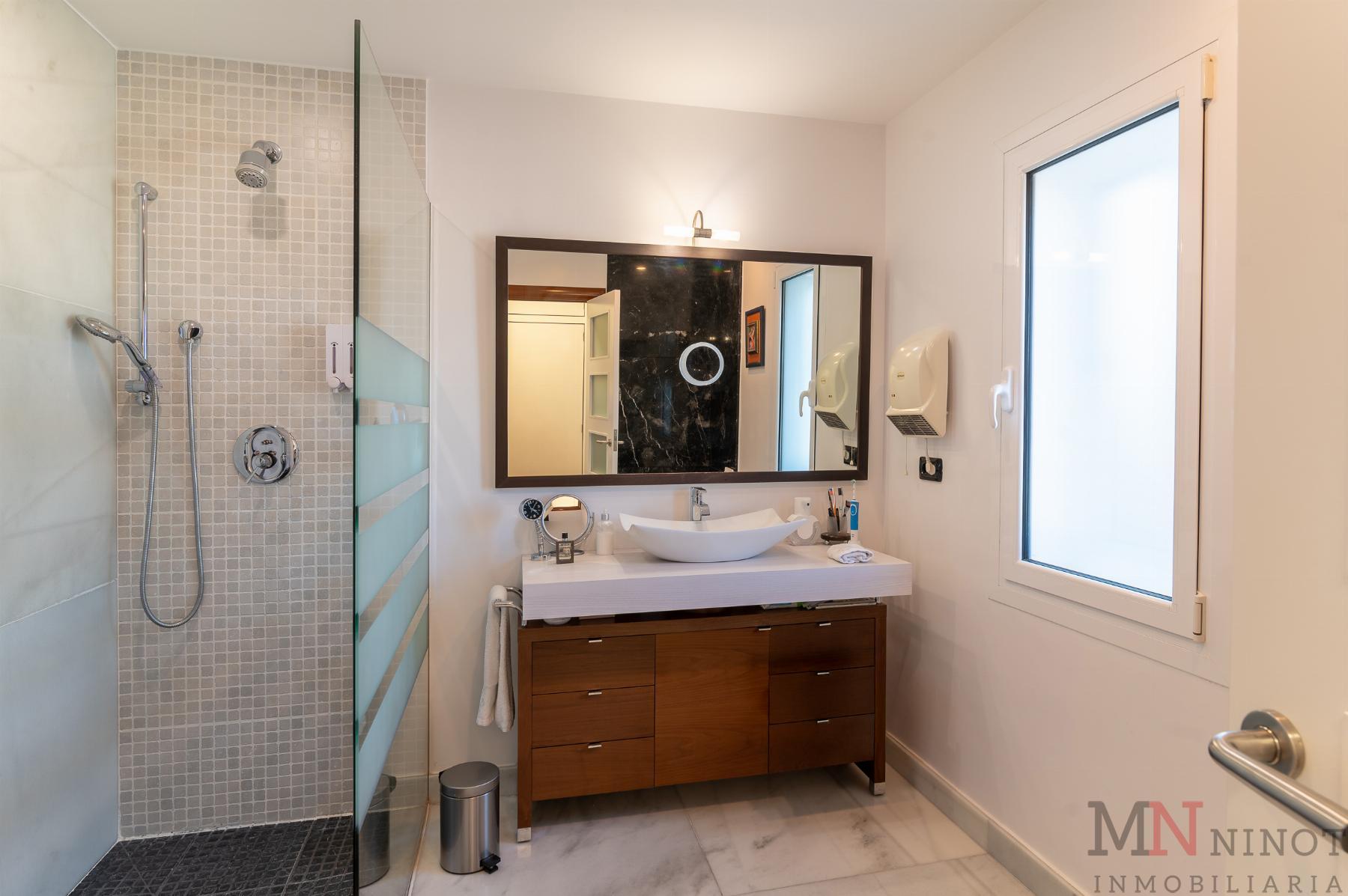 Suite bathroom