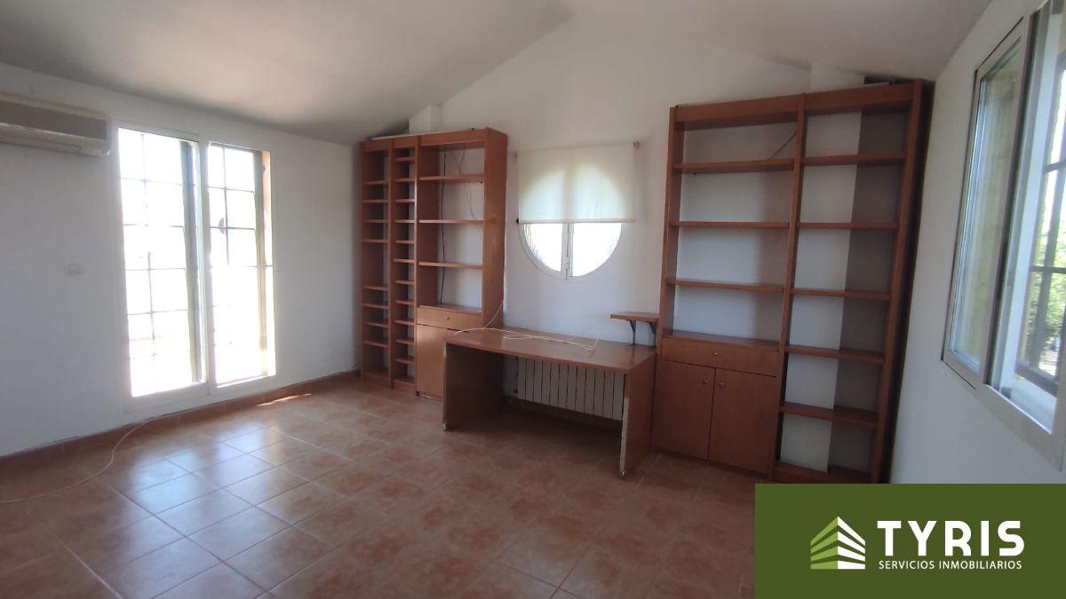 For rent of chalet in La Pobla de Vallbona