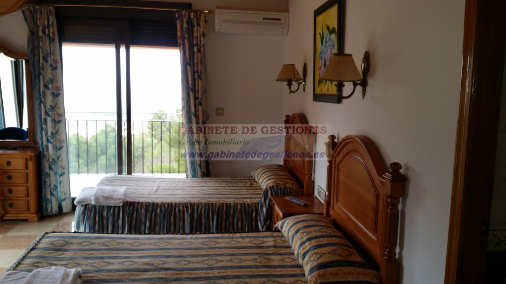 For sale of hotel in Alcaraz