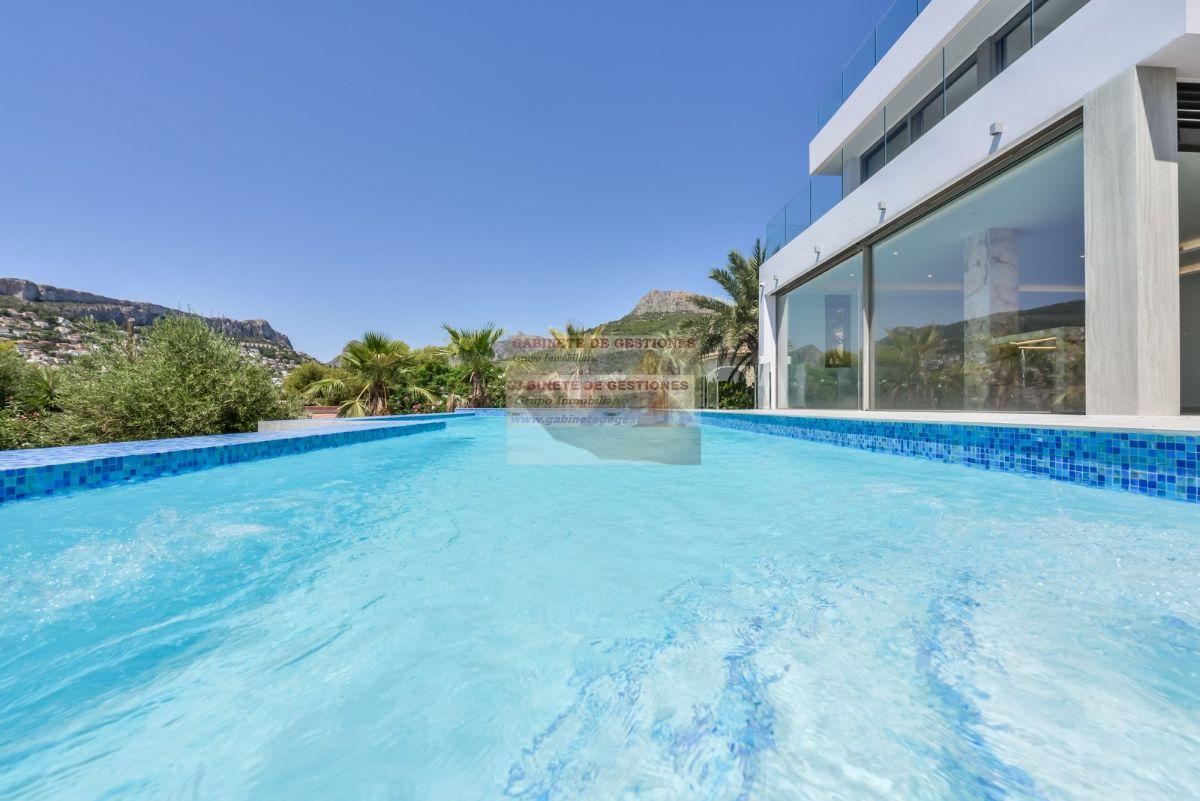 For sale of chalet in Calpe