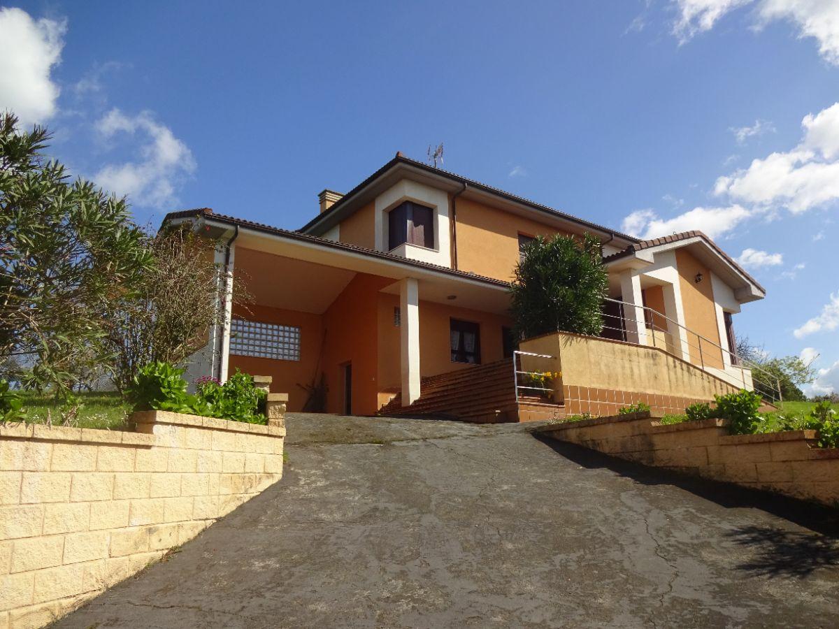 For sale of chalet in Villaviciosa
