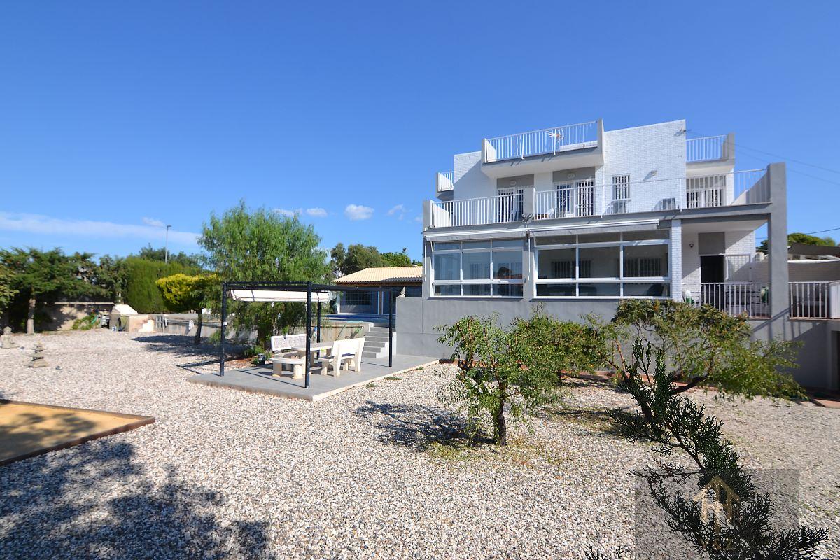 For sale of chalet in Alicante