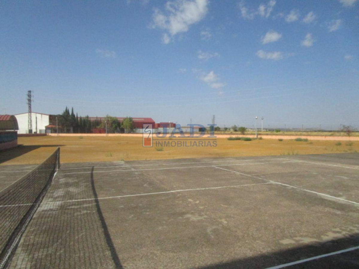 For sale of industrial plant/warehouse in Valdepeñas