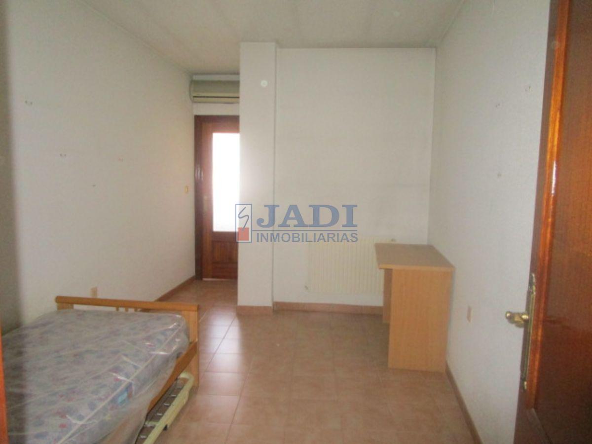 For sale of flat in Valdepeñas