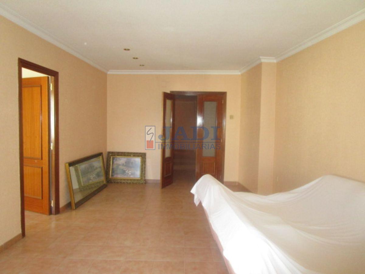 For sale of flat in Valdepeñas