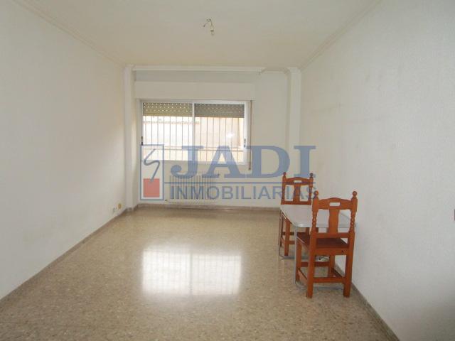 For sale of flat in Valdepeñas