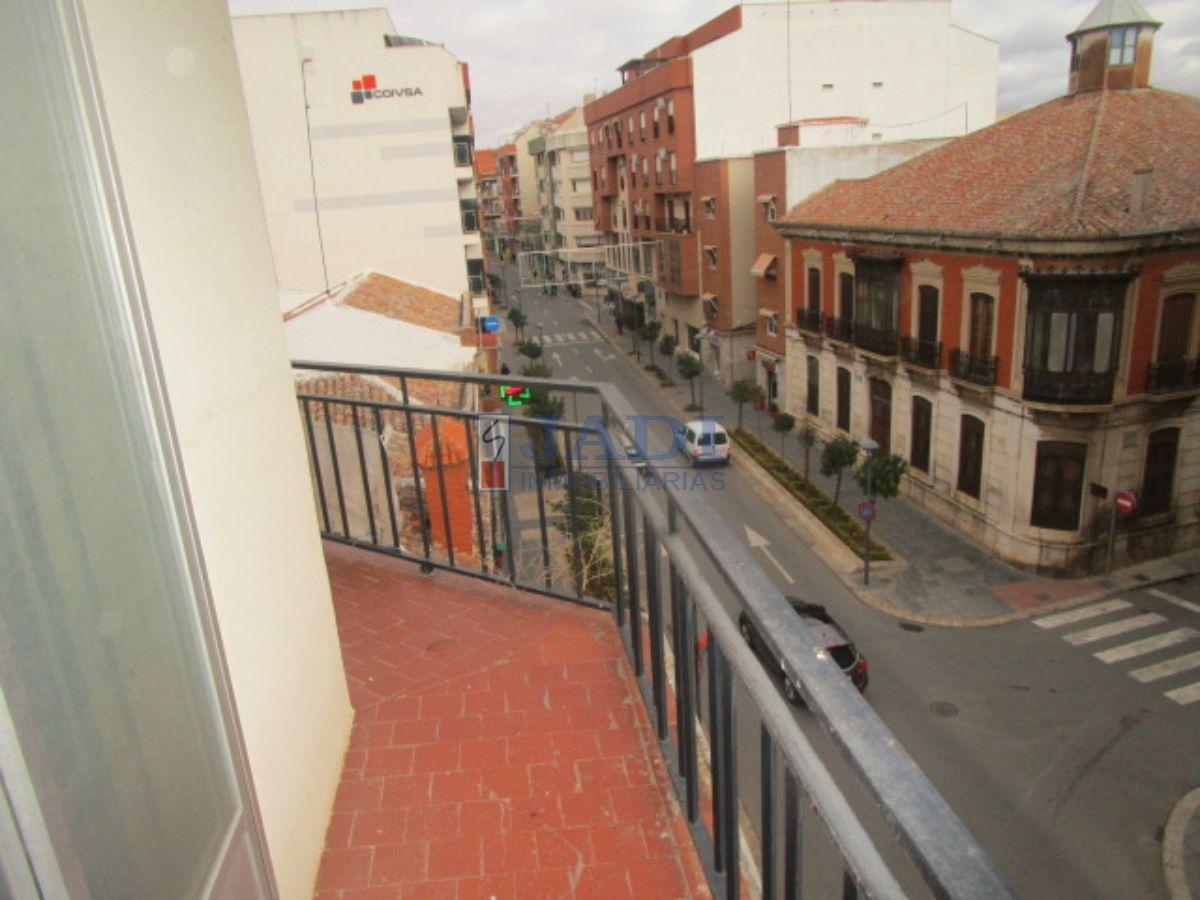 For sale of flat in Valdepeñas