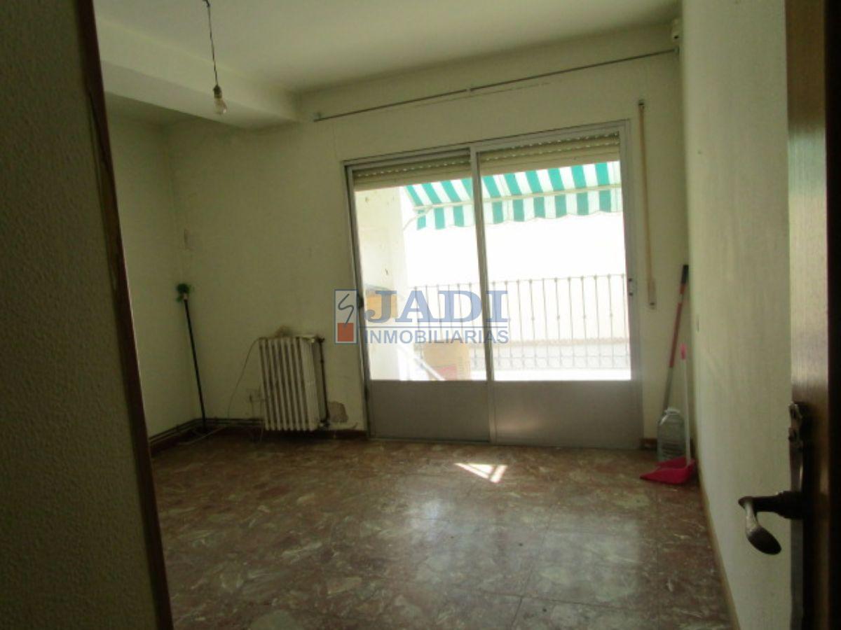 For sale of flat in Valdepeñas