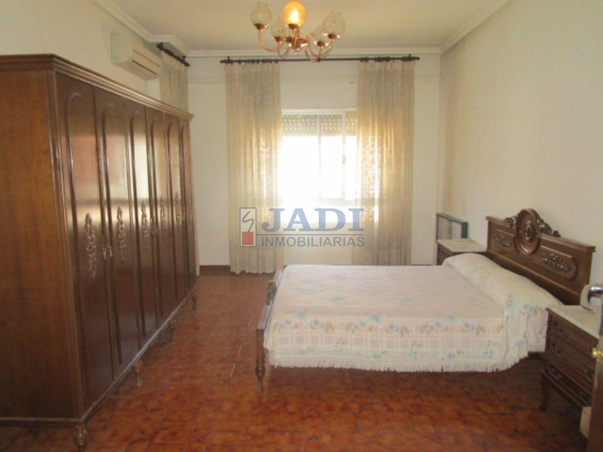 For sale of flat in Valdepeñas