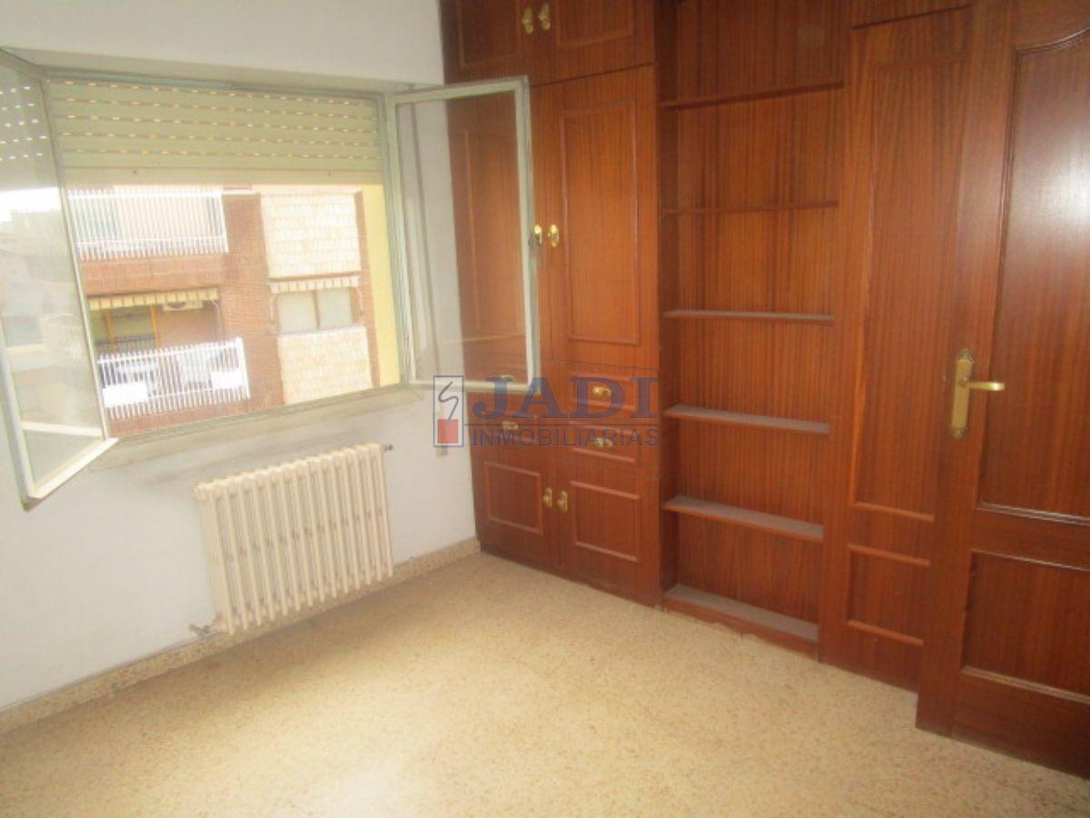 For sale of flat in Valdepeñas