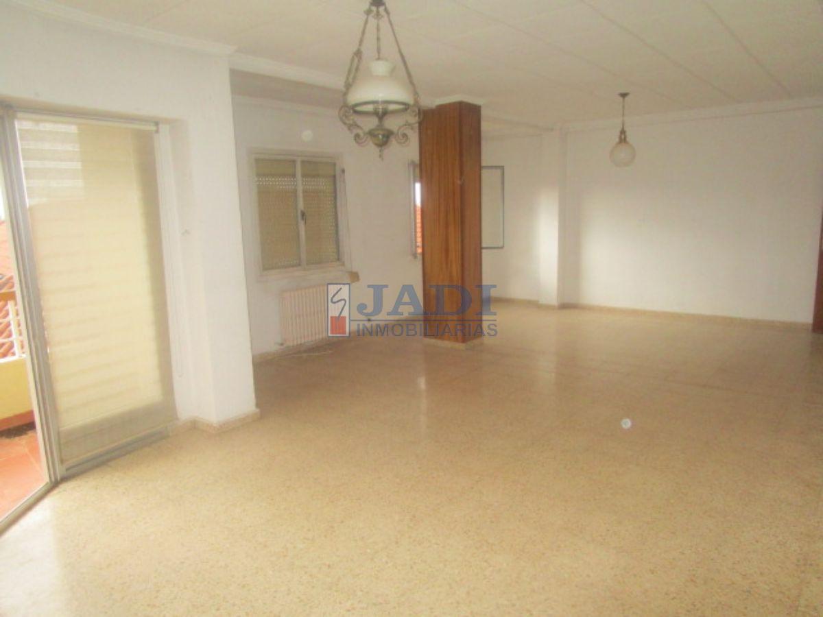 For sale of flat in Valdepeñas