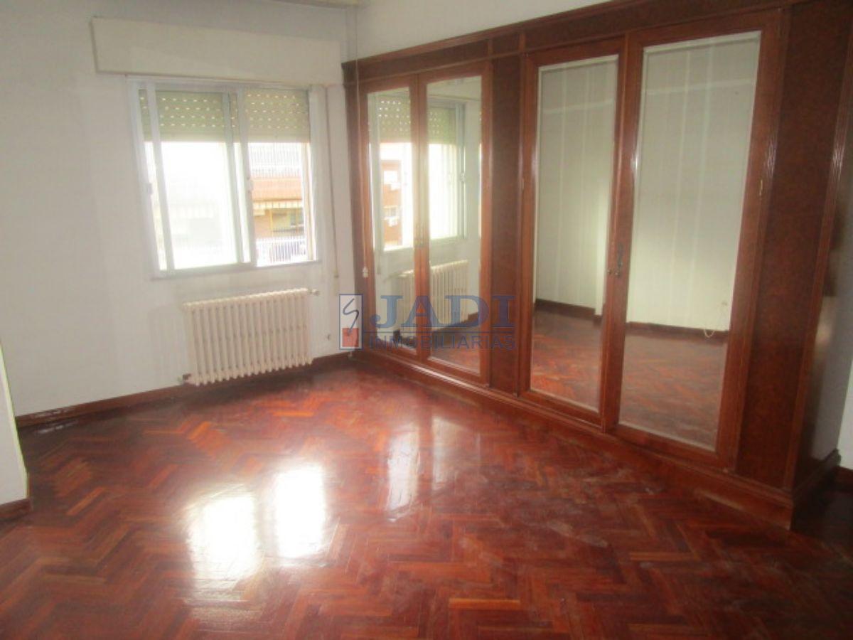 For sale of flat in Valdepeñas