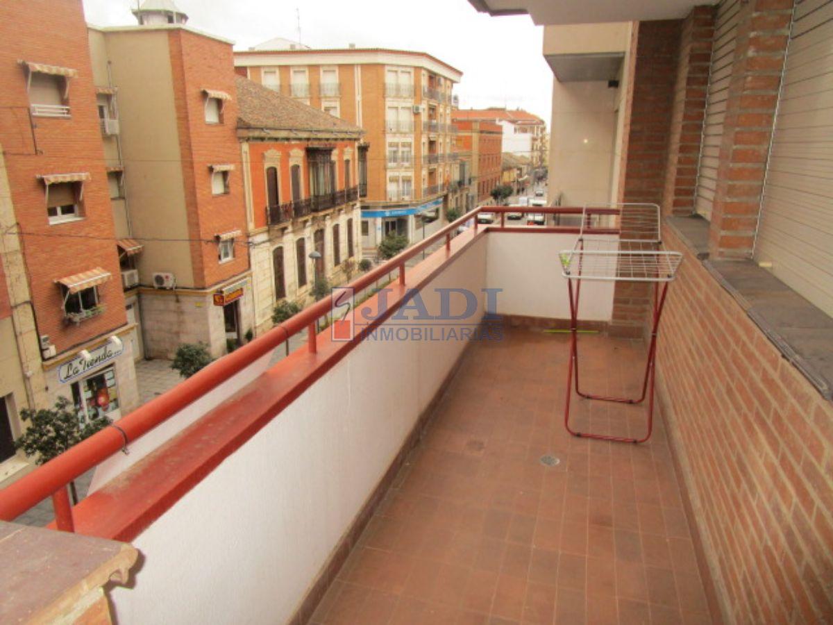 For sale of flat in Valdepeñas