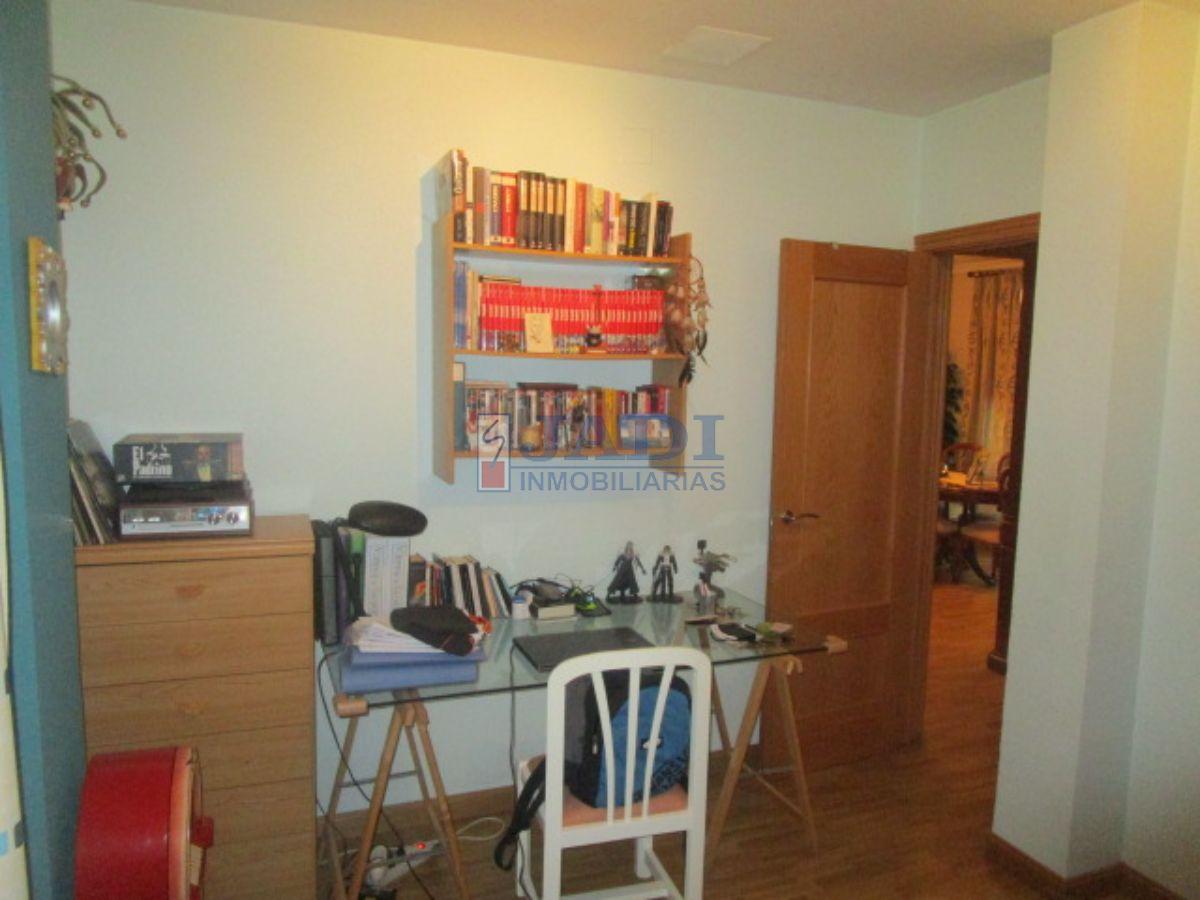 For sale of flat in Valdepeñas