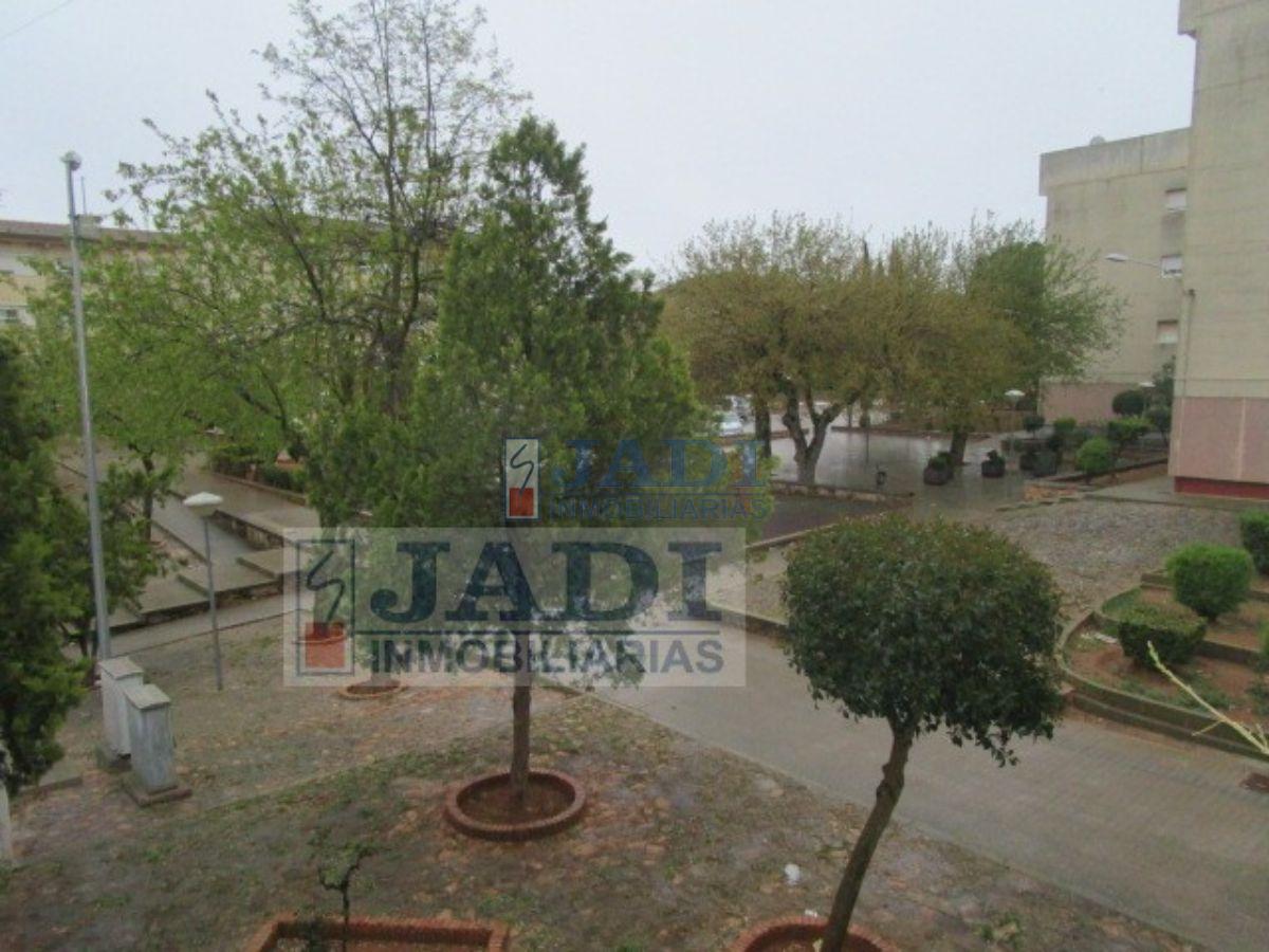 For sale of flat in Valdepeñas