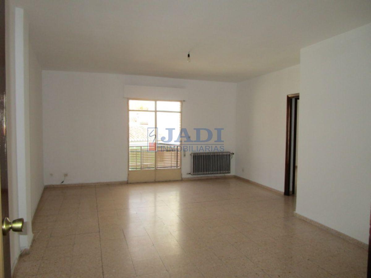 For sale of flat in Valdepeñas