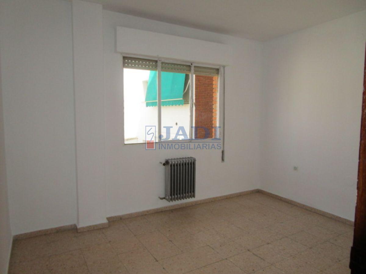 For sale of flat in Valdepeñas