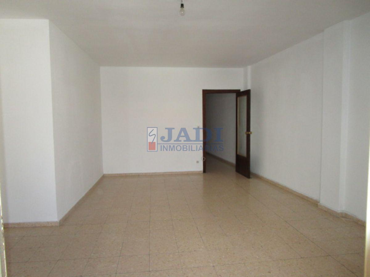 For sale of flat in Valdepeñas