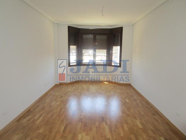 For sale of flat in Valdepeñas