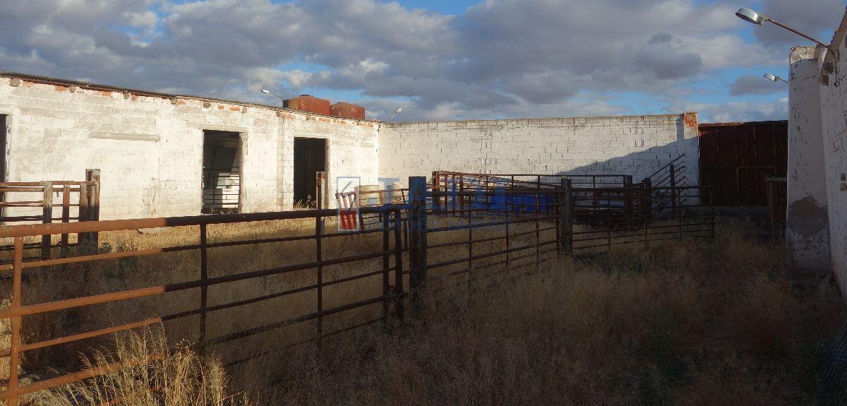 Venda de nau industrial a Valdepeñas