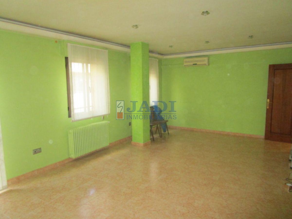 For sale of flat in Valdepeñas