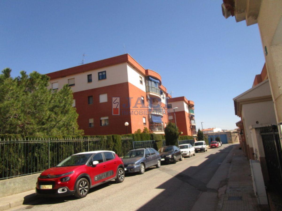 For sale of flat in Valdepeñas