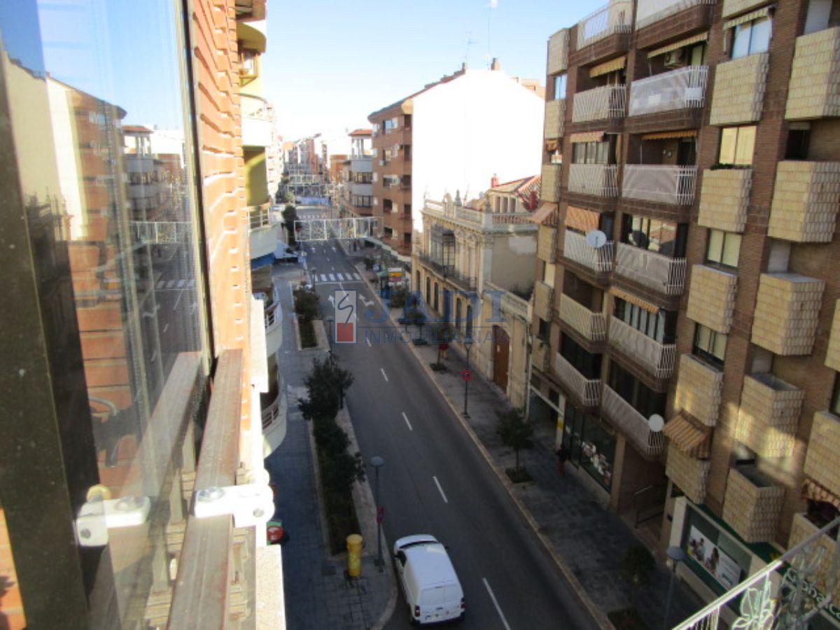 For sale of flat in Valdepeñas