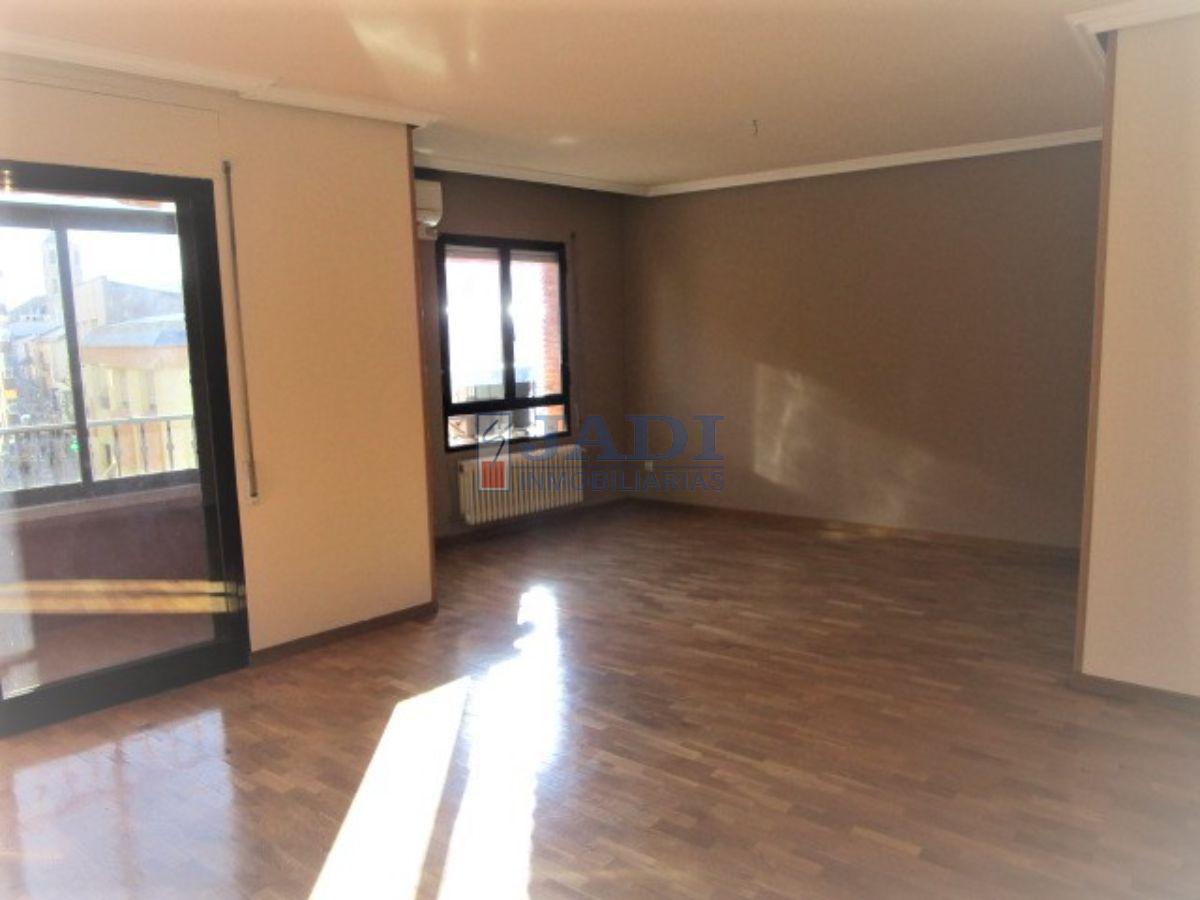 For sale of flat in Valdepeñas