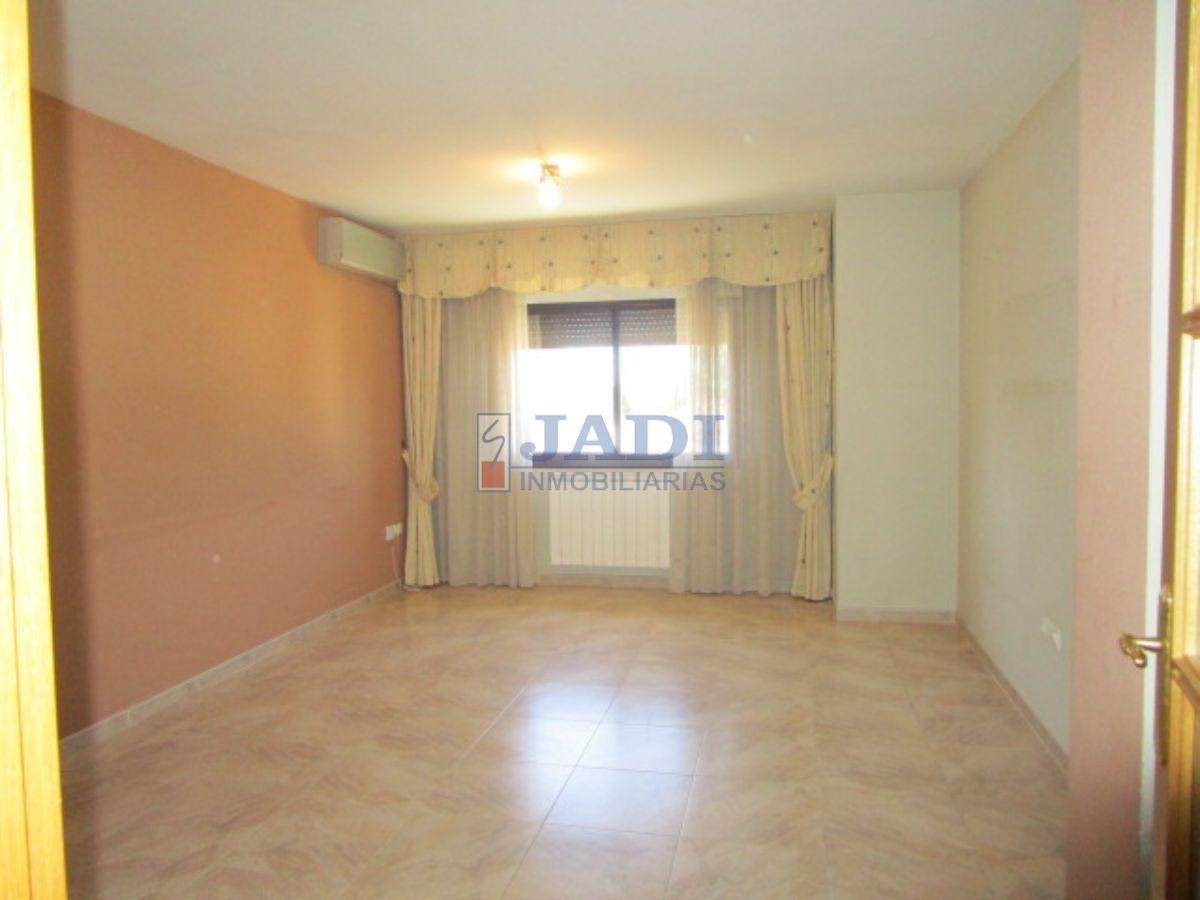 For sale of duplex in Valdepeñas