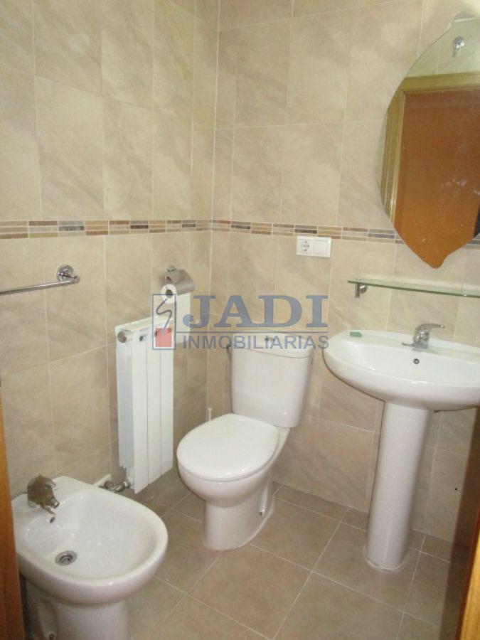 For sale of duplex in Valdepeñas