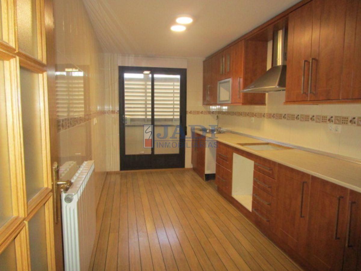 For sale of duplex in Valdepeñas