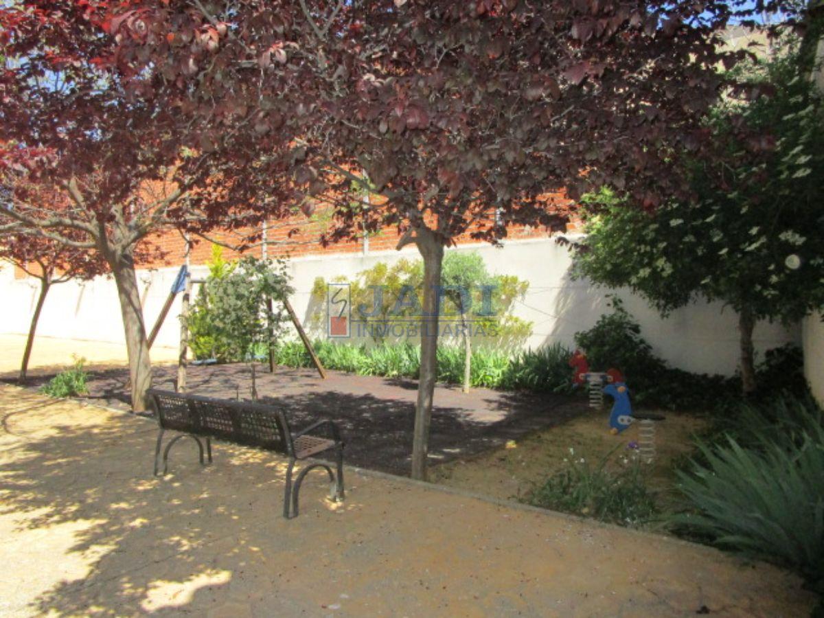 For sale of duplex in Valdepeñas