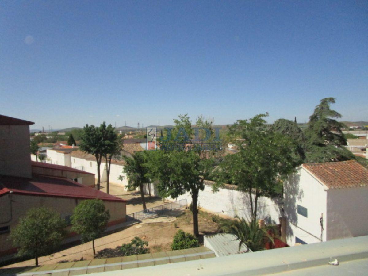 For sale of duplex in Valdepeñas