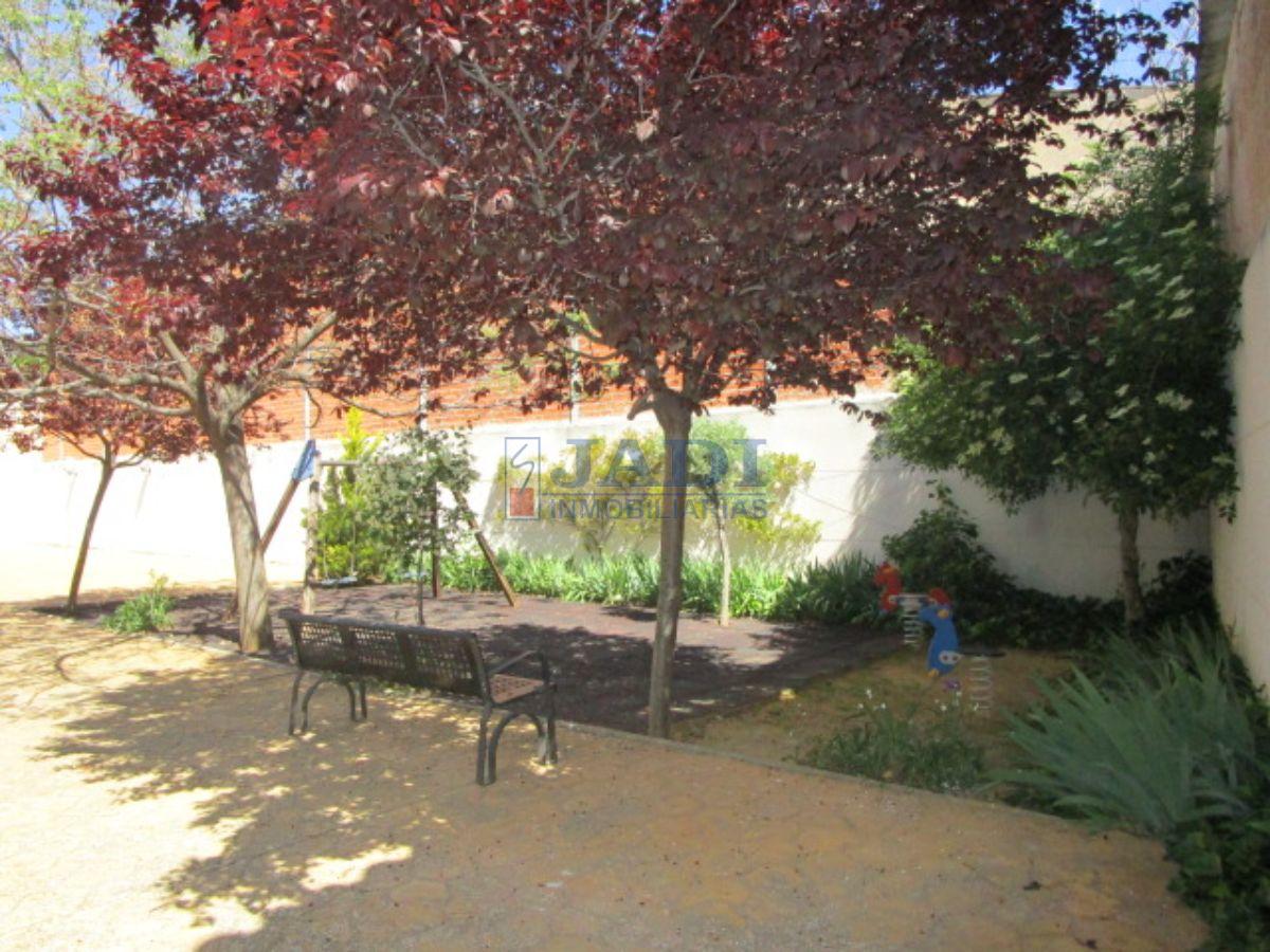 For sale of duplex in Valdepeñas