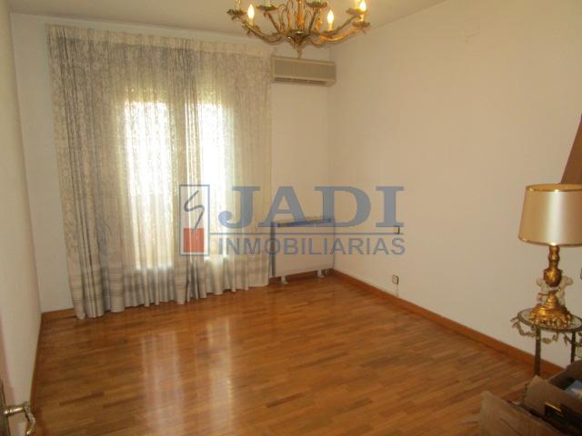 For sale of flat in Valdepeñas