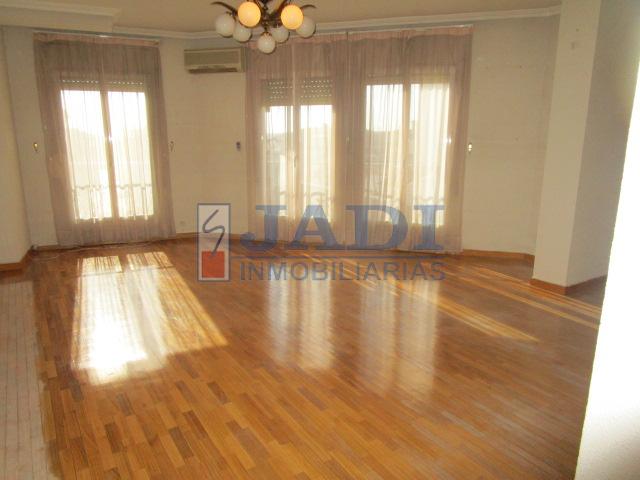 For sale of flat in Valdepeñas