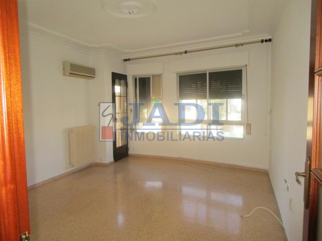 For sale of flat in Valdepeñas